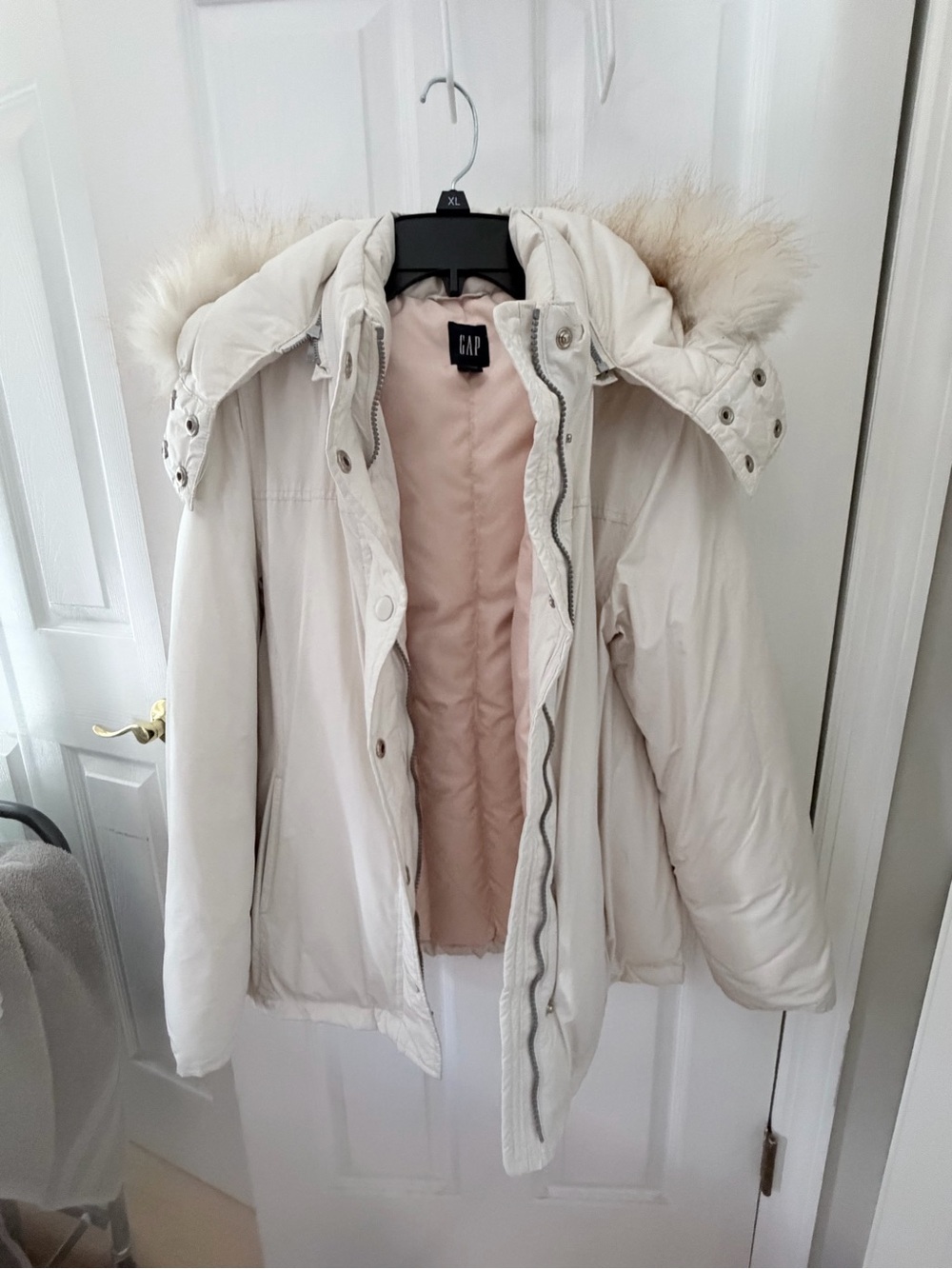 GAP Women's Cream Hooded Puffer Jacket with Faux Fur Trim